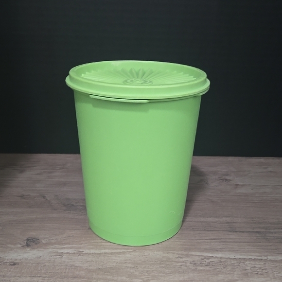 Vintage Green Tupperware Servalier Container with Lid 811 and 812 - Picture 2 of 10
